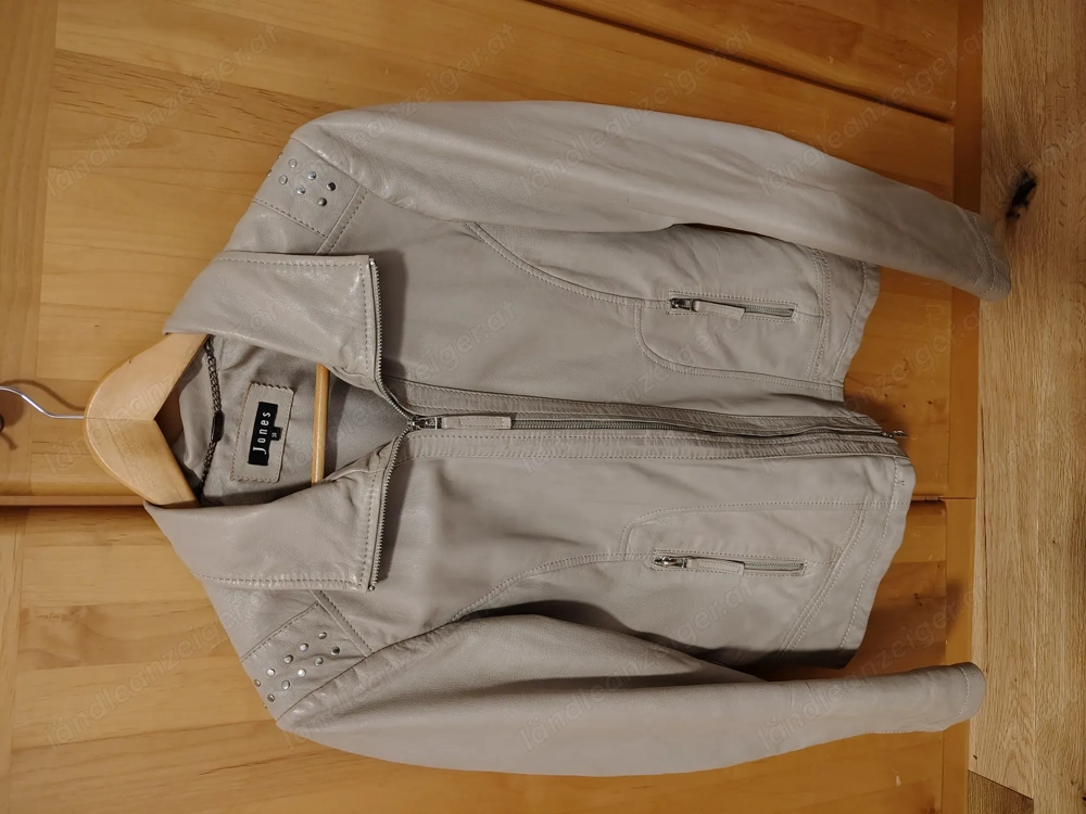 Lederjacke mit Nieten im Schulterbereich