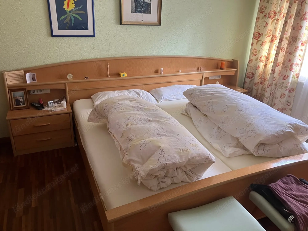 Doppelbett mit Nachtkästchen
