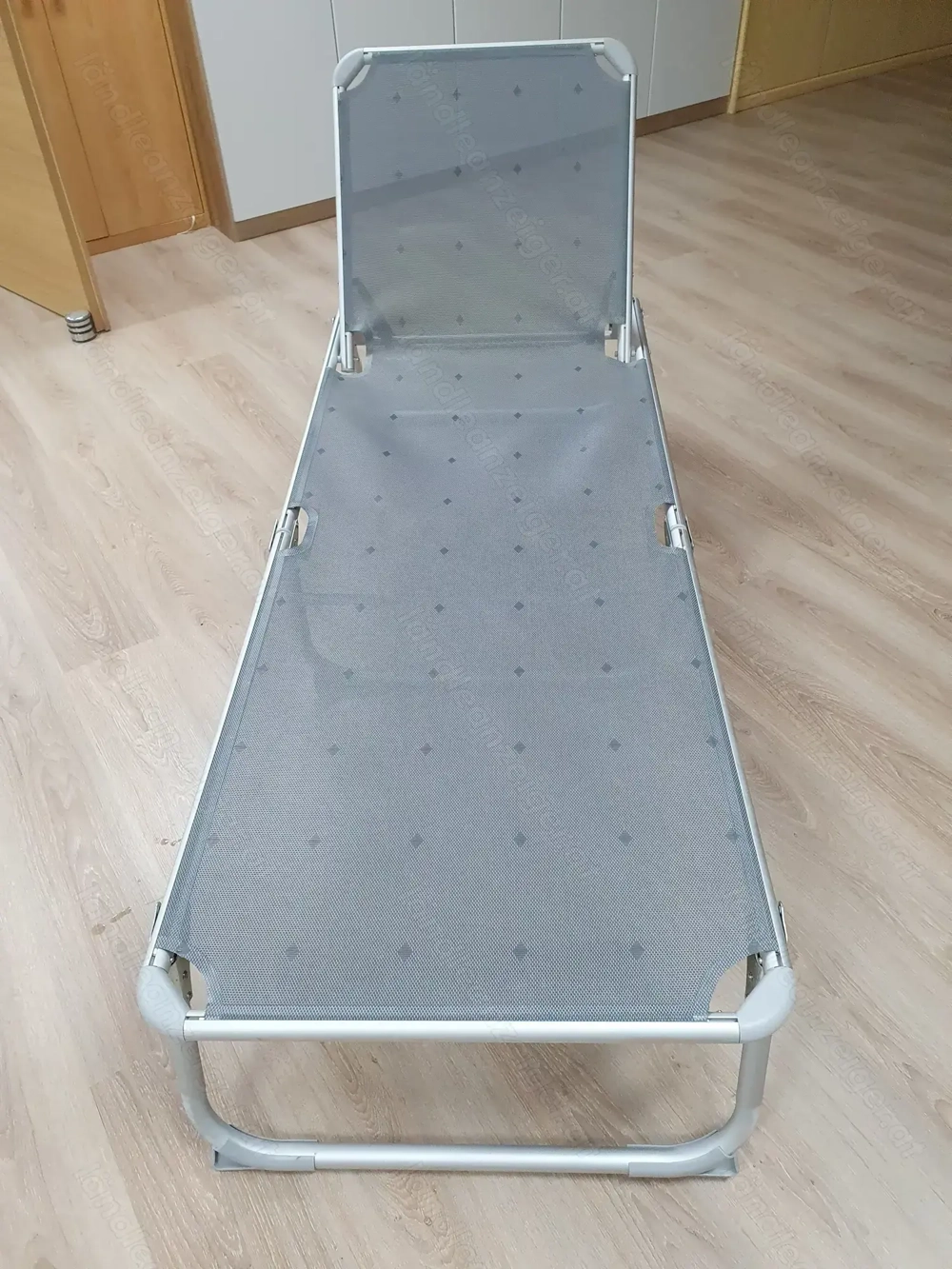 Dreibeinliege aus Aluminium   grau, kaum benutzt!