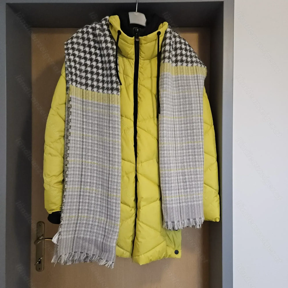 Coole Daunenjacke mit Kapuze und Schal