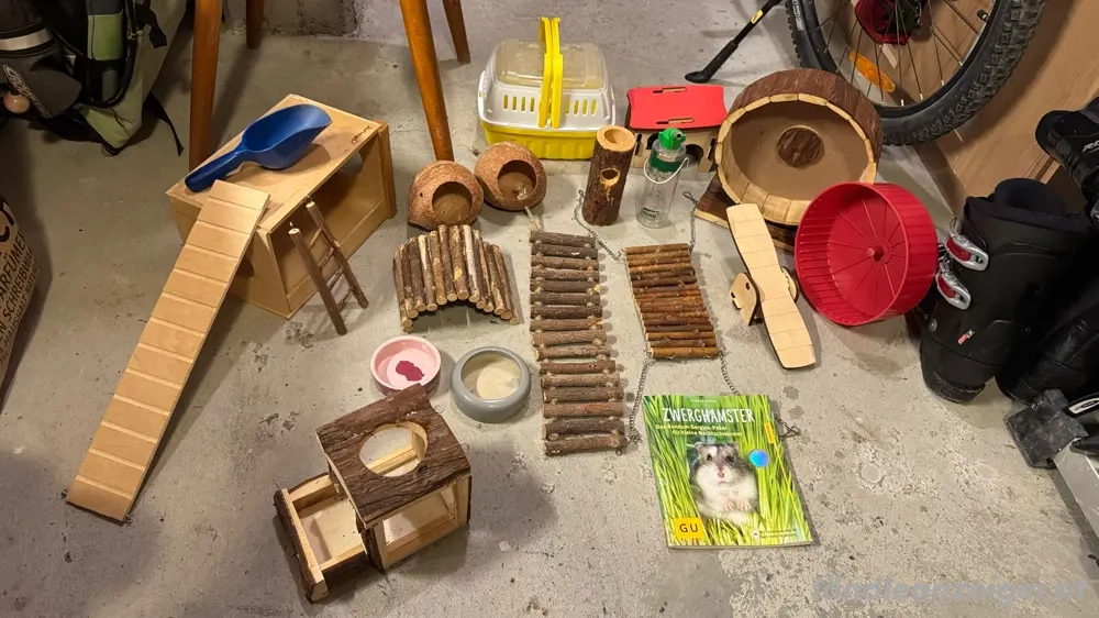 Hamsterkäfig mit viel Zubehör zu verkaufen.