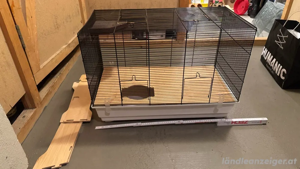 Hamsterkäfig mit viel Zubehör zu verkaufen.