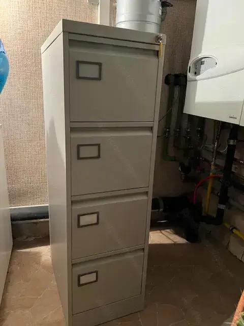 Aktenschrank ausziehbar und absperrbar