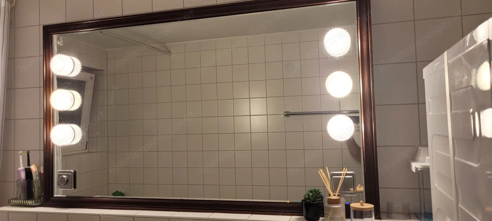 Badspiegel und hochschrank