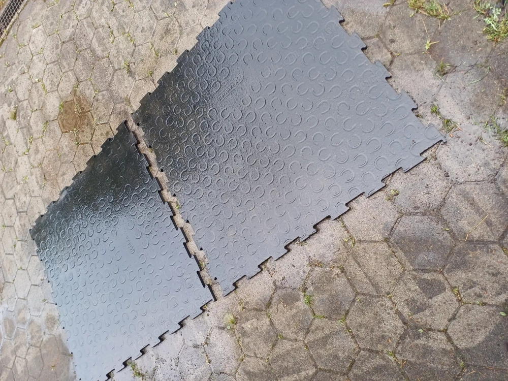 Pferdeboxen  Gummimatten