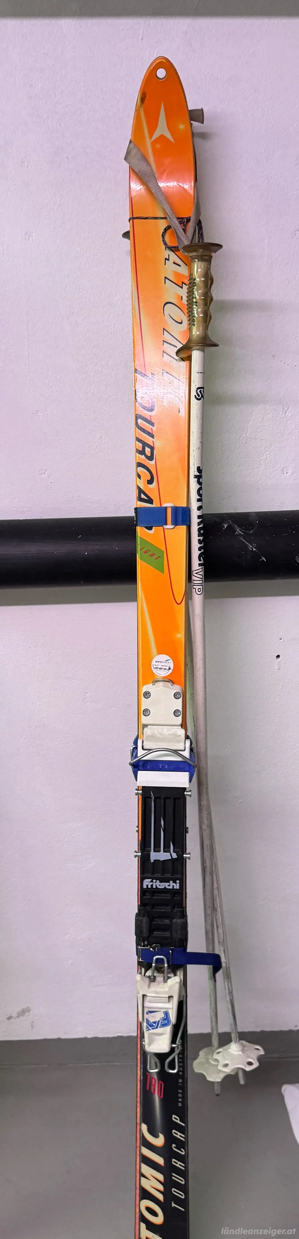 Tourenski mit Stöcken