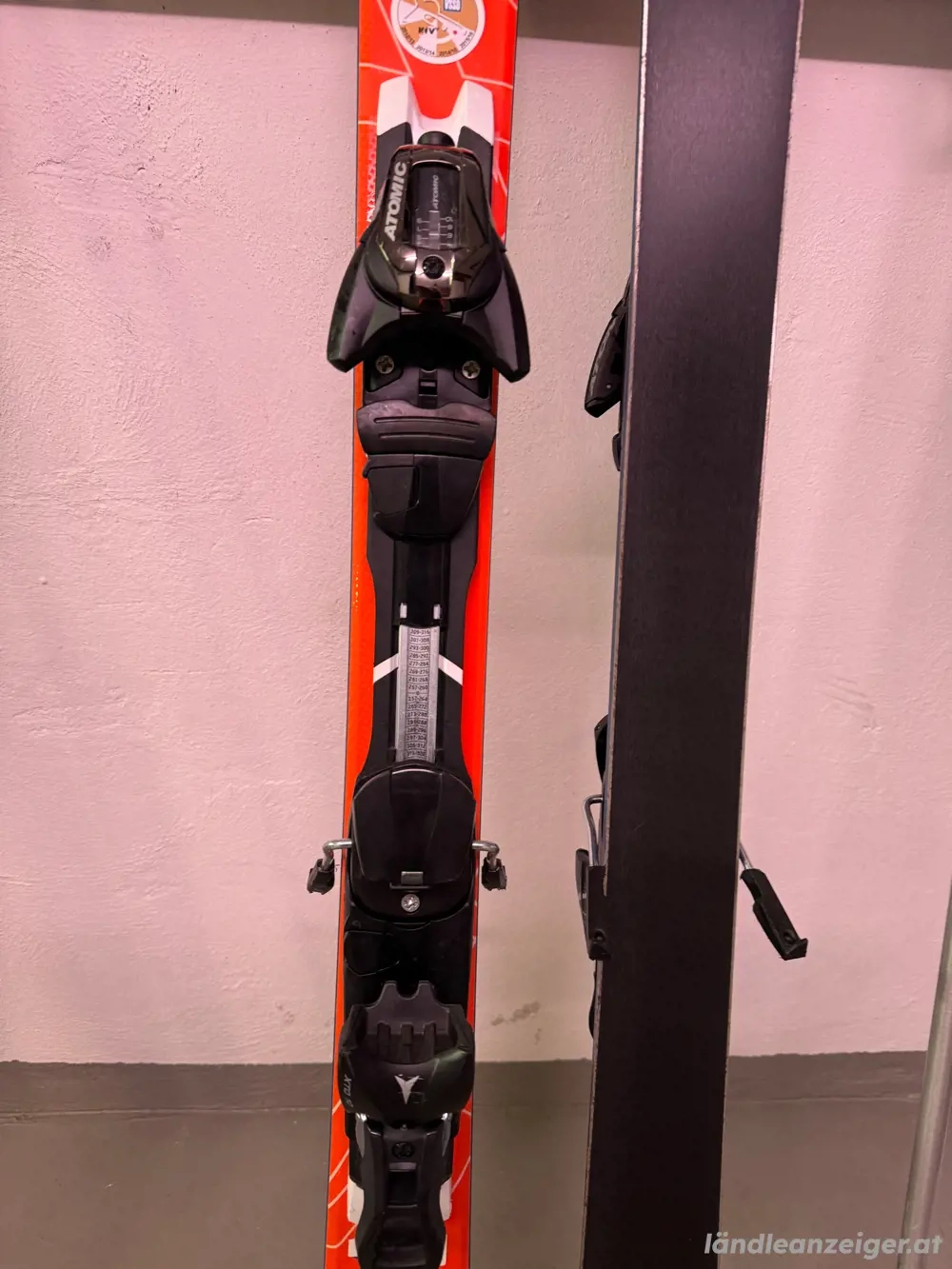 Atomic Ski mit Stöcken