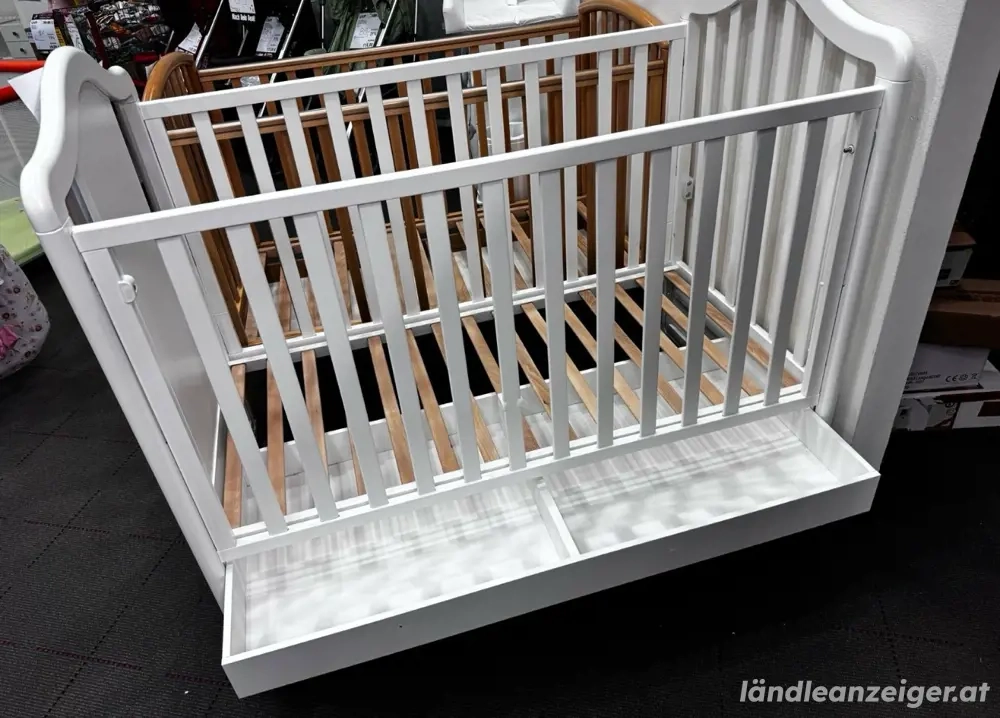 Kinderbett mit Rollen Neuwertig