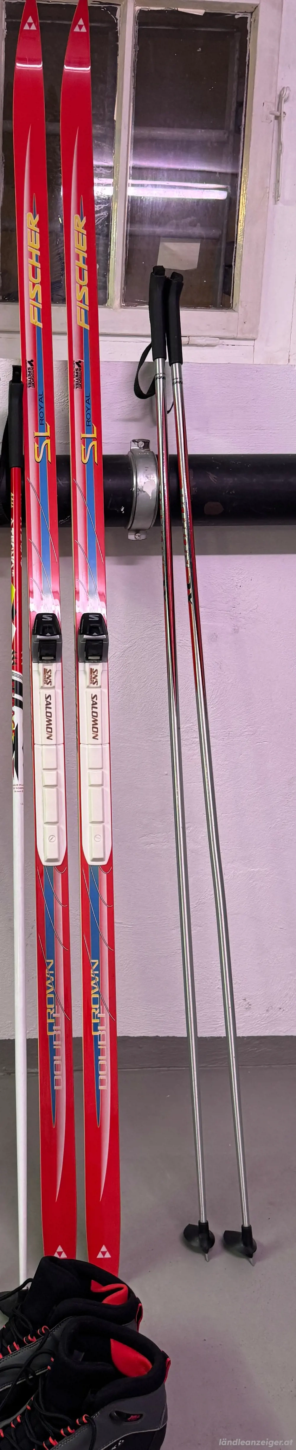 Langlaufski, Stöcke und Schuhe