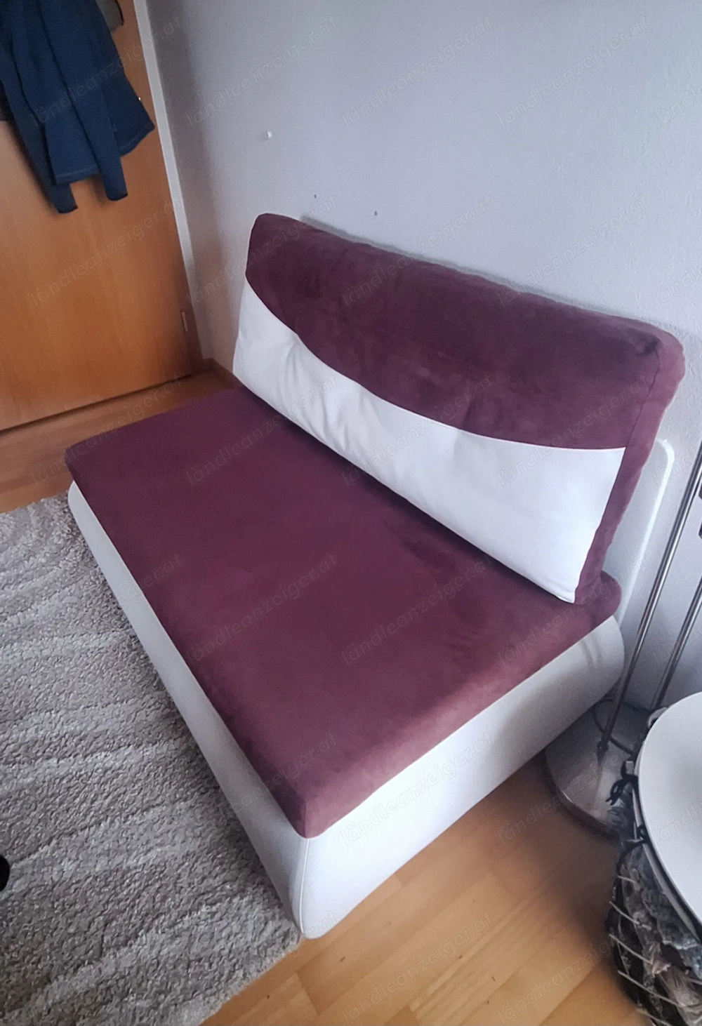Kleine Schlafcouch mit Staufach