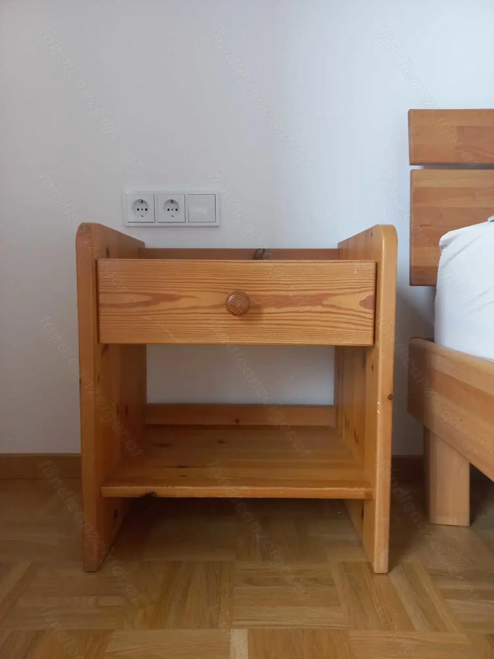 Nachttisch aus Massiv Holz