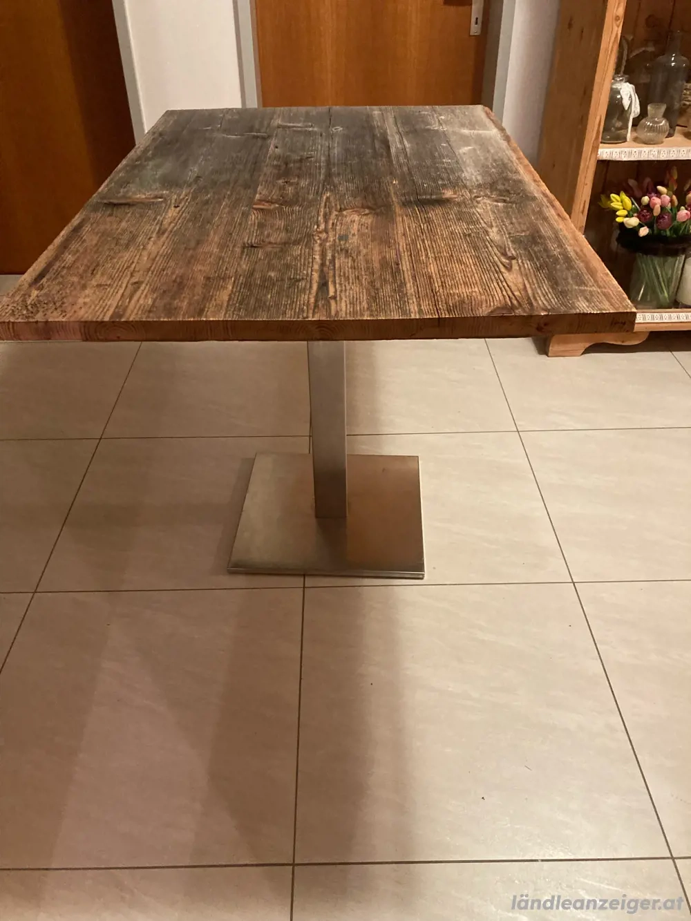 Altholztisch mit Edelstahlfuß