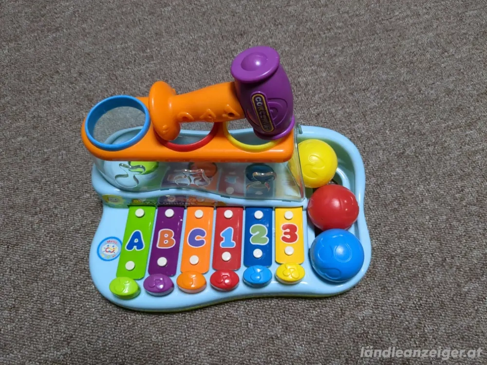 Spielzeug Baby mit Hammer 