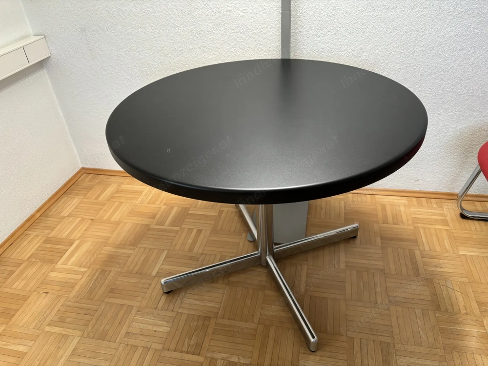 Runder Tisch mit 3 Stühlen