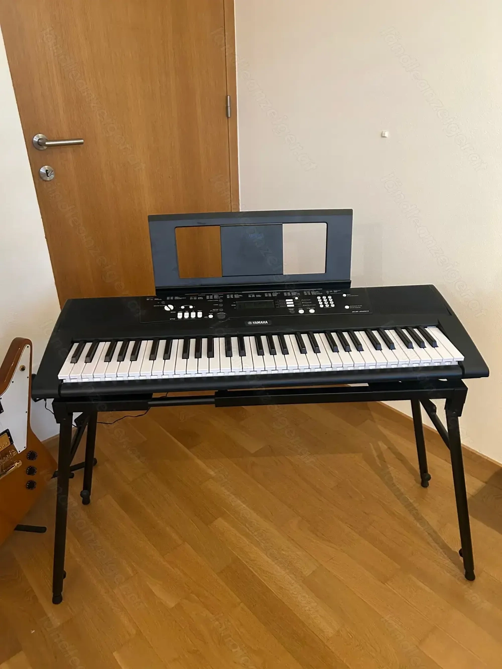 Yamaha EZ-220 Keyboard