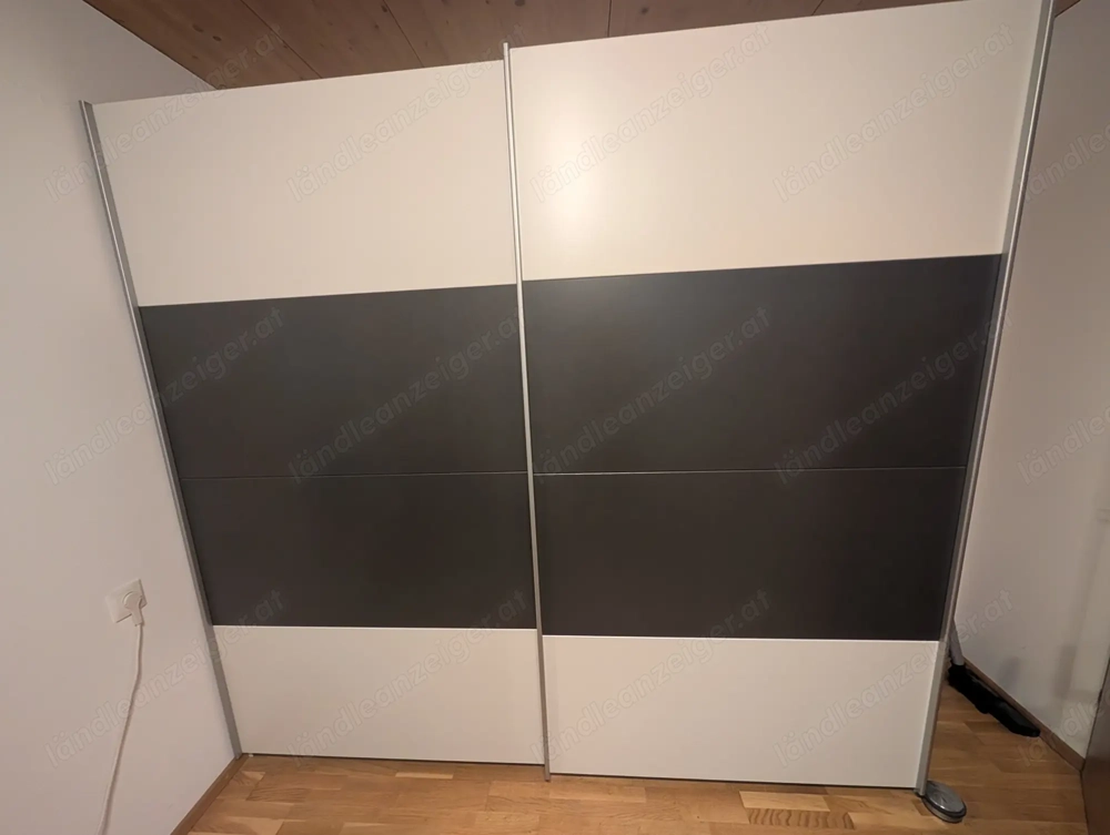 Kleiderschrank