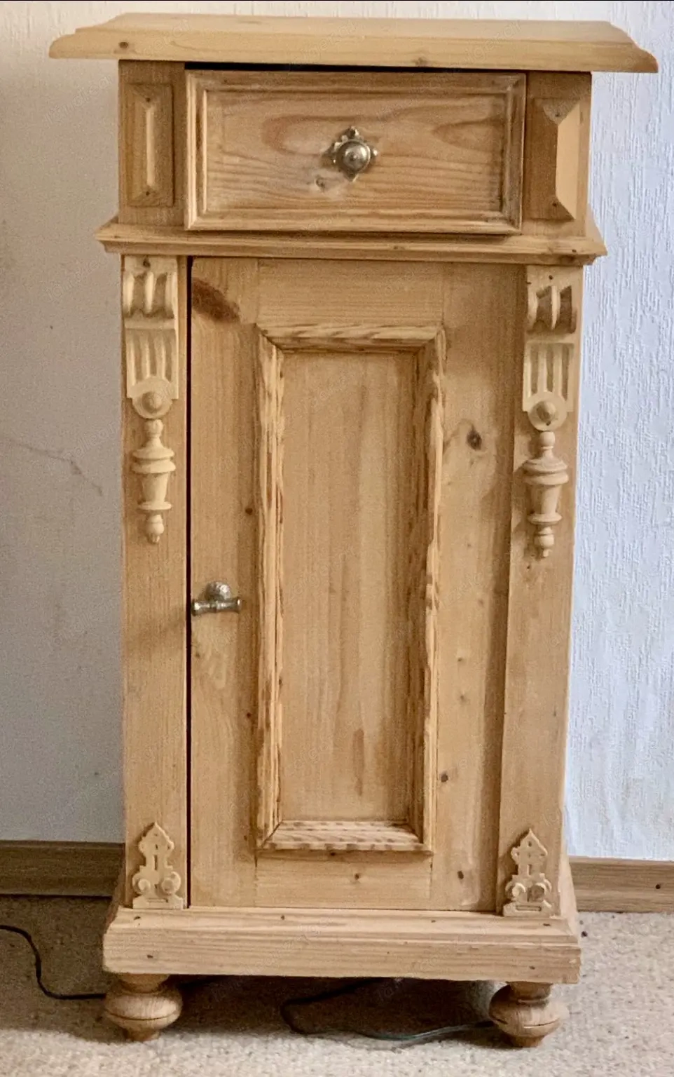 2 antike Nachtkästchen 