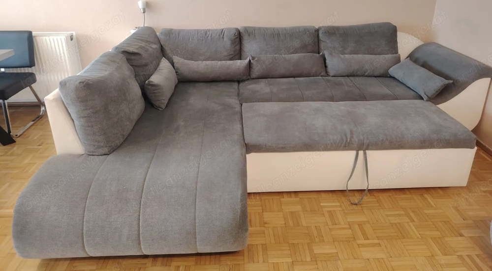 Neuwertige ausziehbare Couch