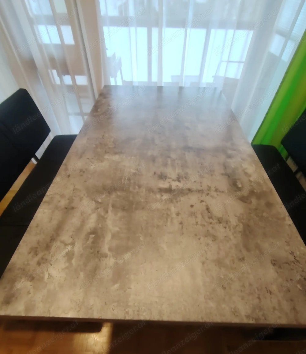 Esstisch mit Lederbänken