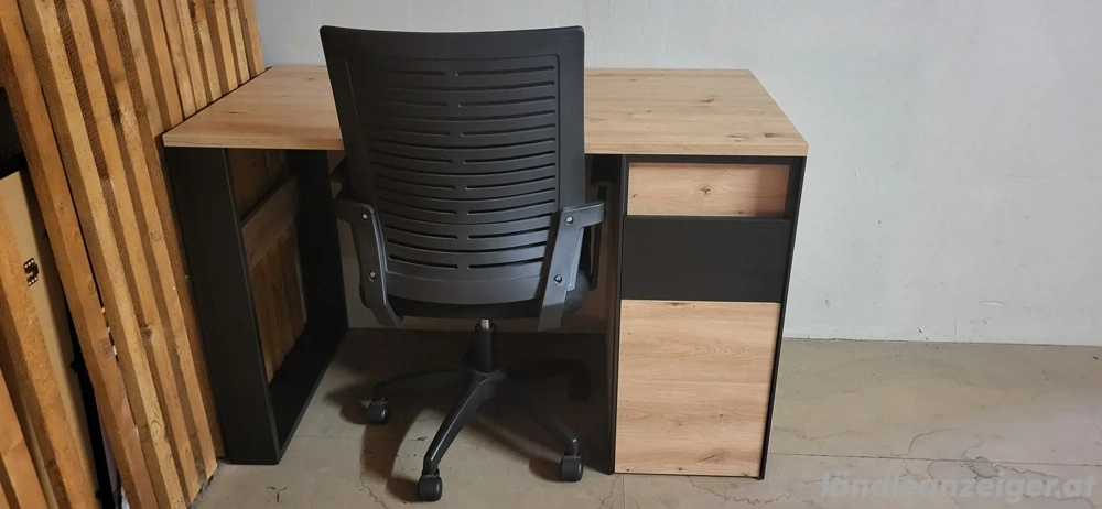 Schreibtisch mit Drehstuhl 