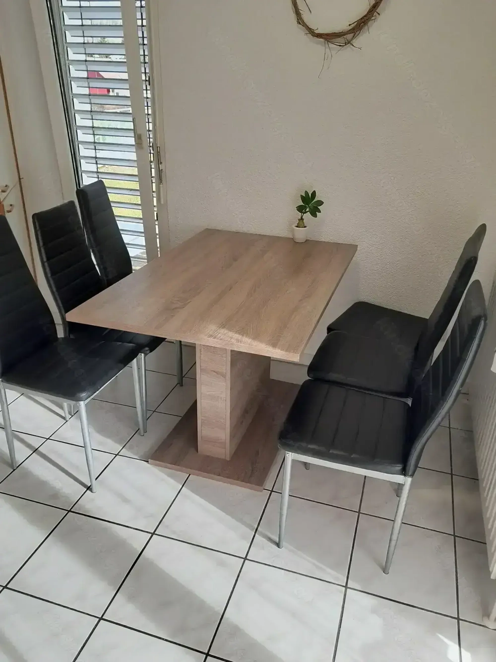 Esstisch mit 6 Stühlen. 