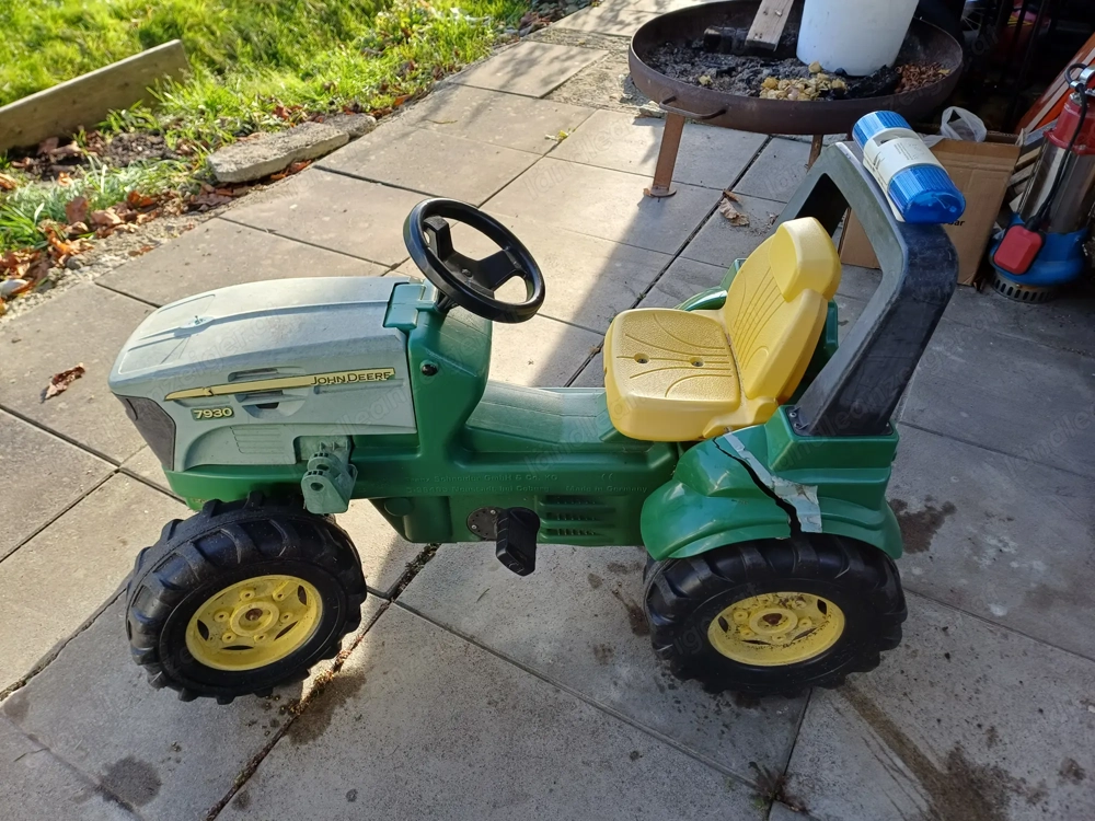 Traktor mit Anhänger und Seilwinde