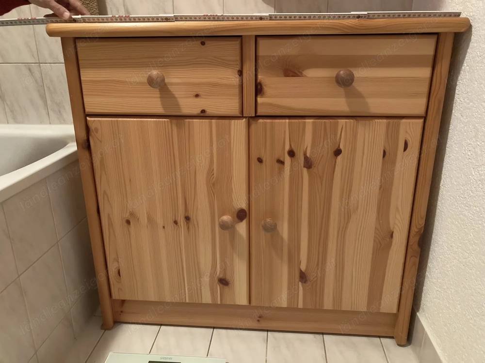 Hübsche Kiefernkommode mit Schubladen und Türen