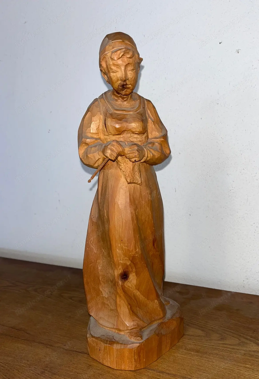 Holzfigur - Frau beim stricken