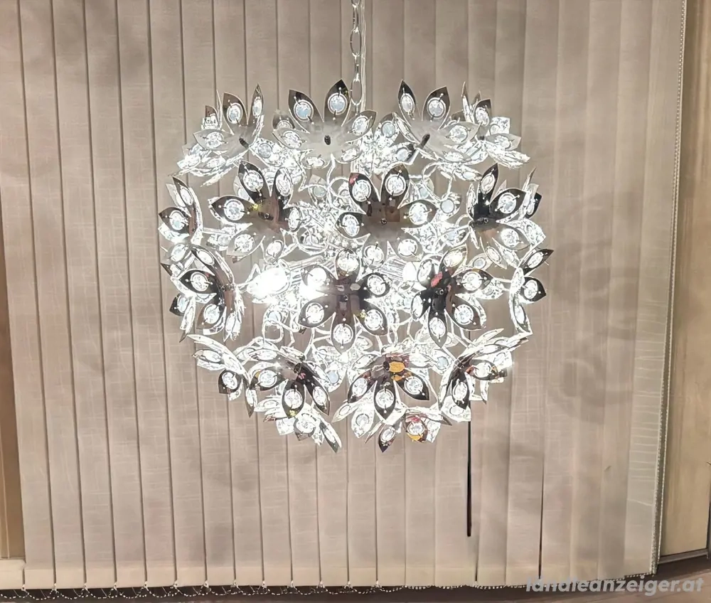 Elegante Hängelampe mit silbernen Blumen