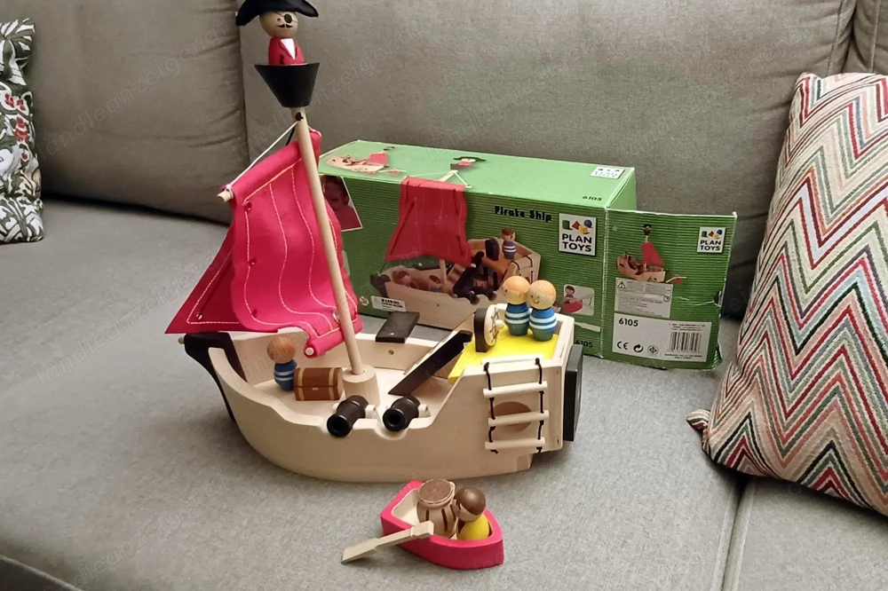 Plan Toys Piratenschiff aus Holz