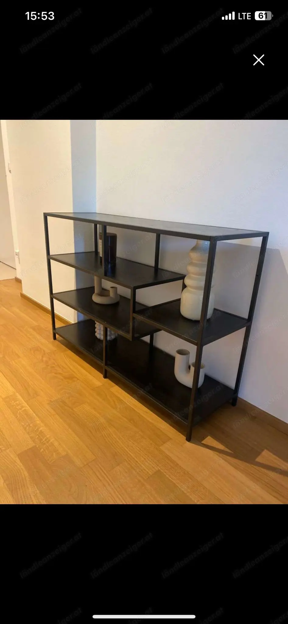 Schwarzes Regal ohne Regalinhalt