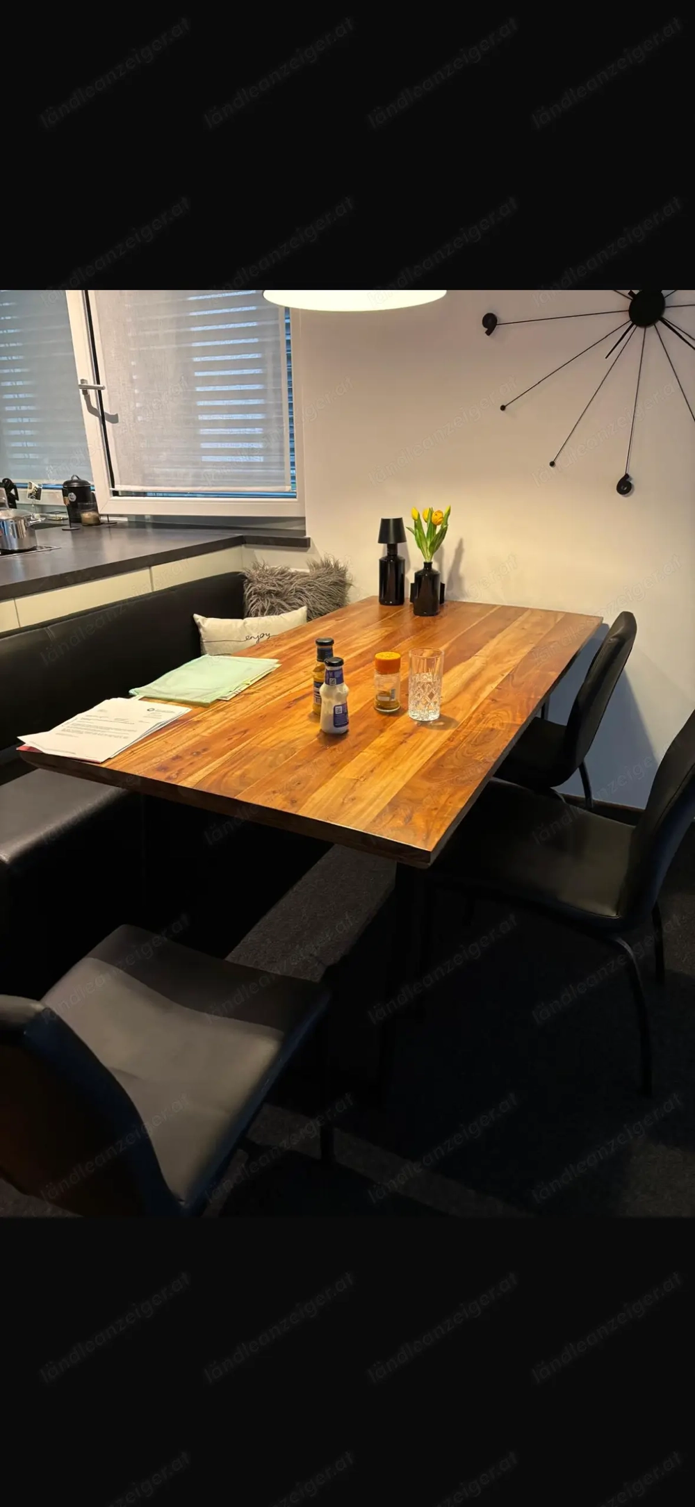 Esstisch mit Bank und Stühlen