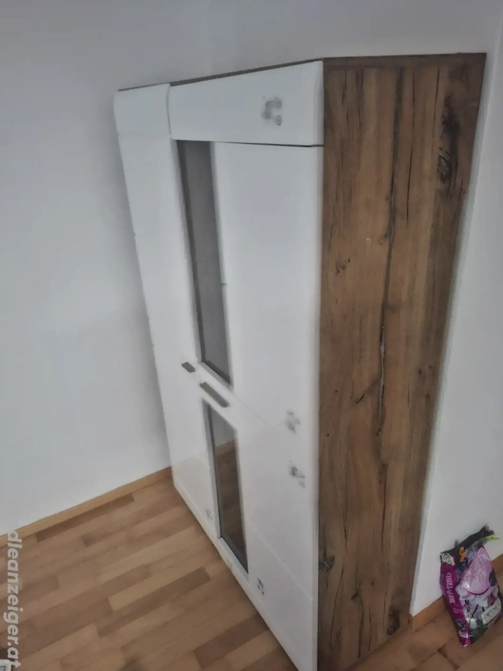 Schrank mit Glassoptik