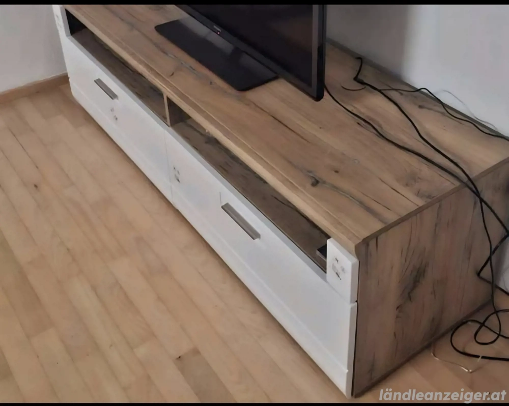 TV Board mit Schiebetüren