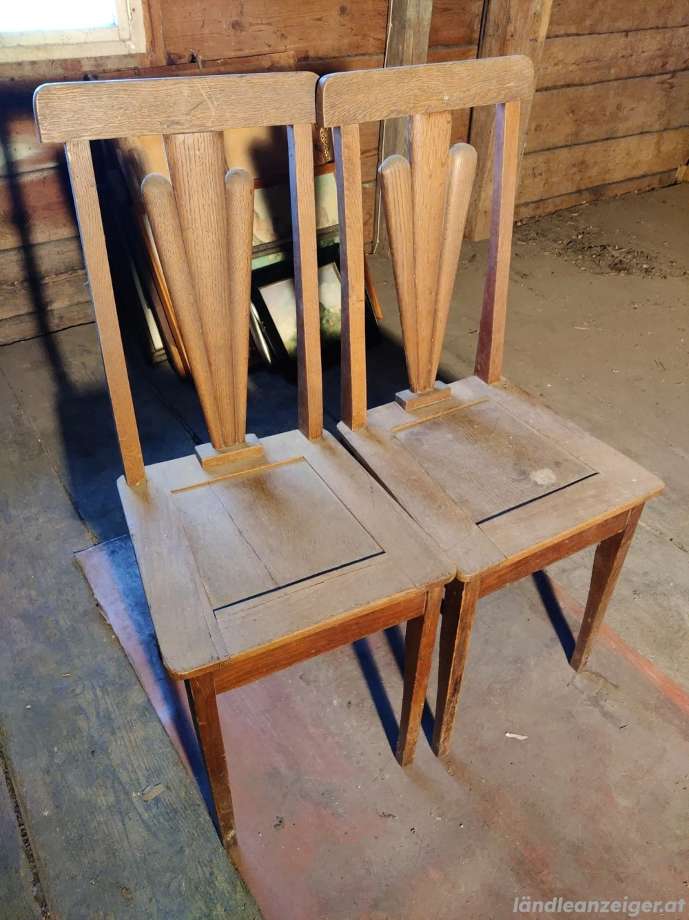 Zwei alte Holzstühle