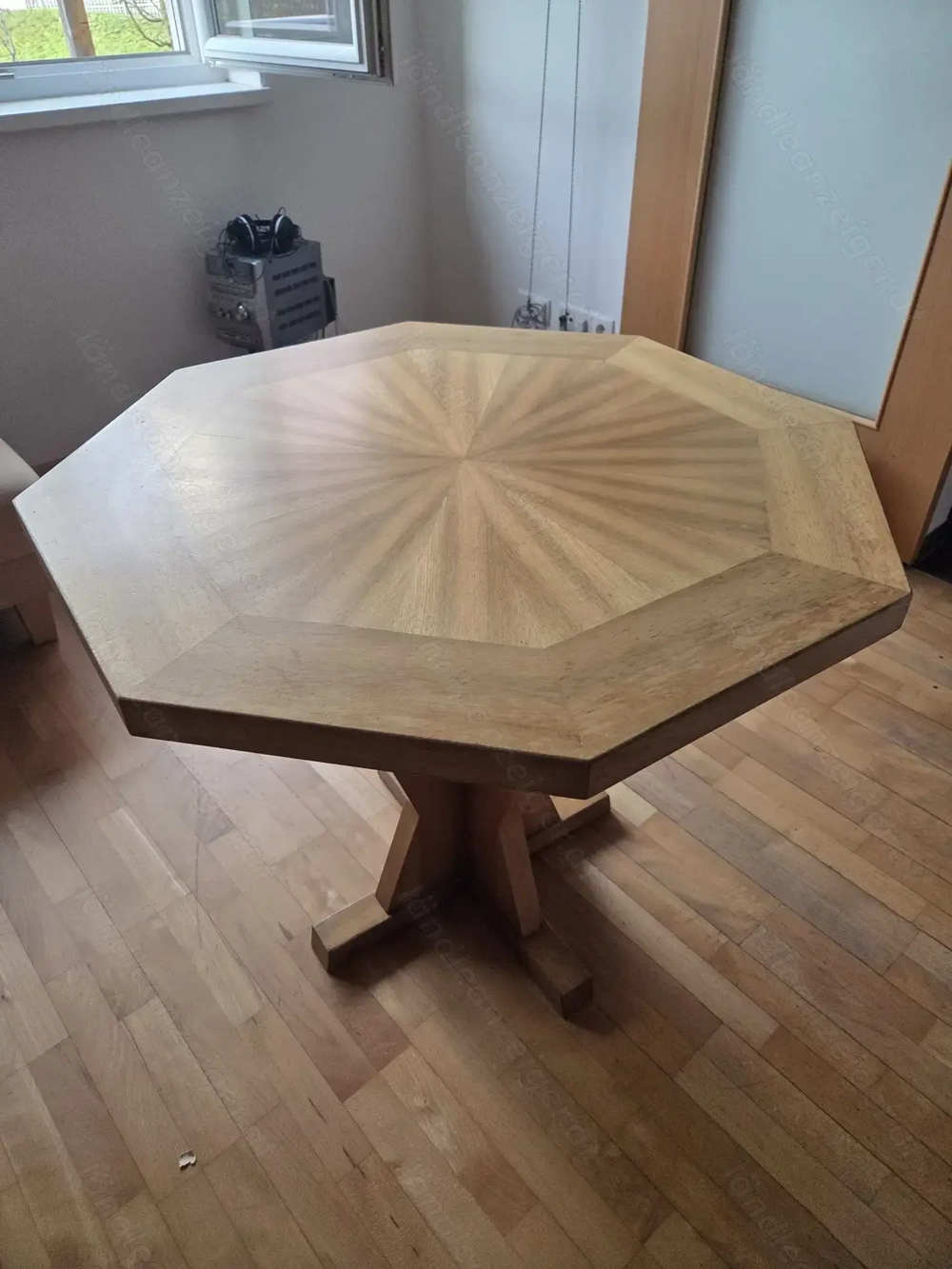 Achteckiger Vollholz-Inlay-Tisch 