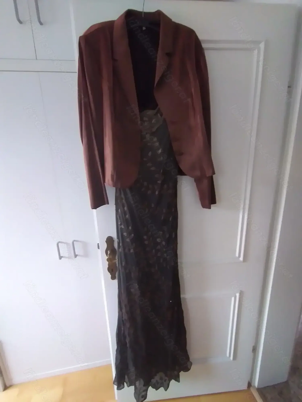 Langes Abendkleid mit Perlendeko, dunkler Braunton, mit passendem Jäckchen