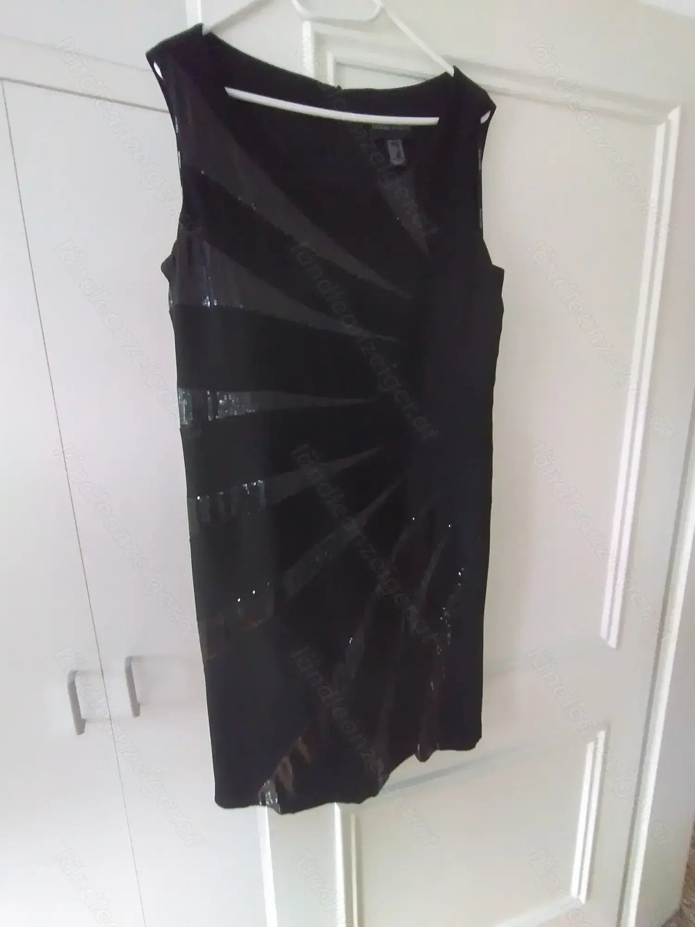 Abendkleid midi, schwarz mit Pailetteneinsätzen; Gr 44, dazu passendes Jäckchen