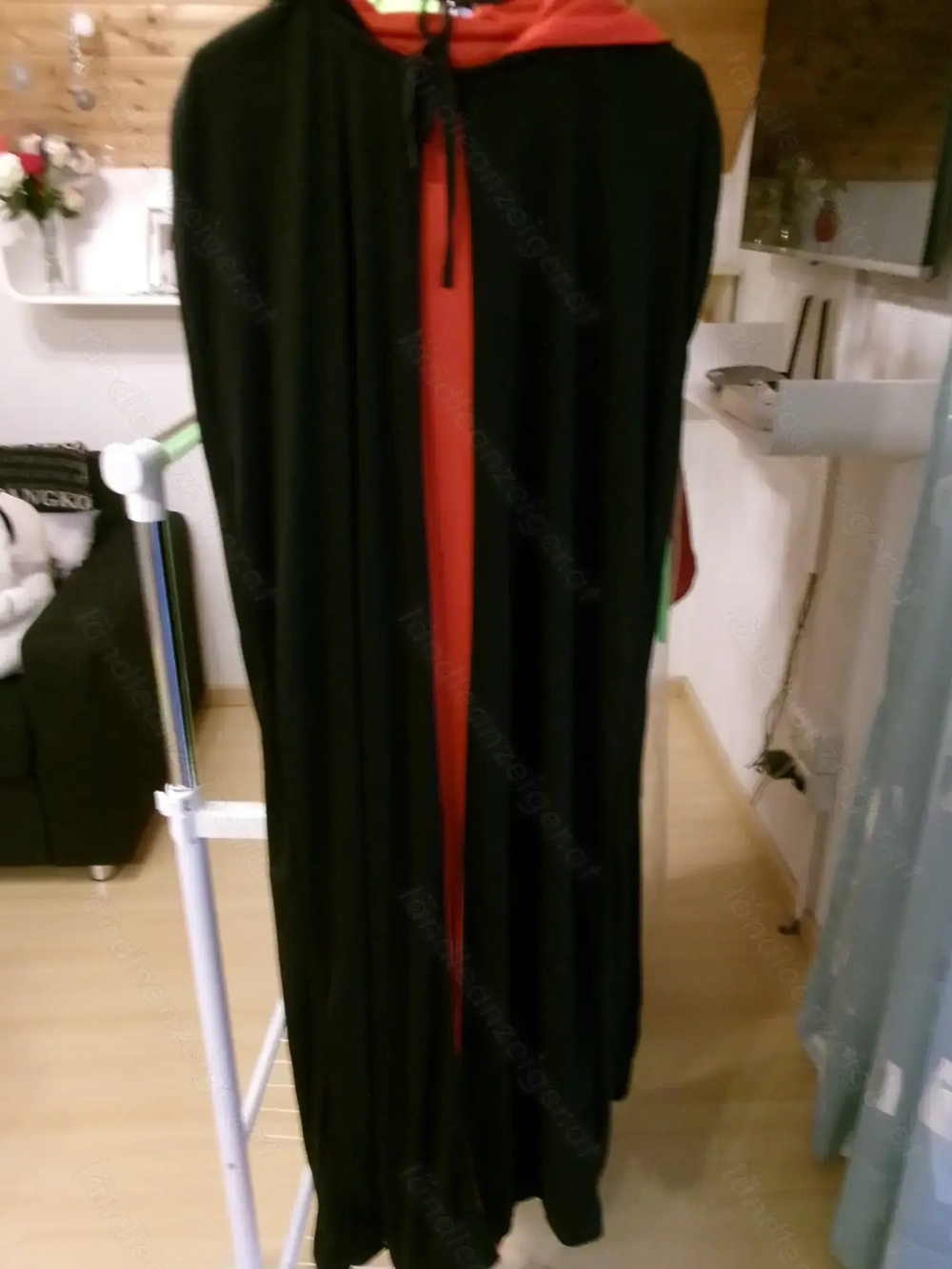 rot - schwarze Umhänge für Fasching 