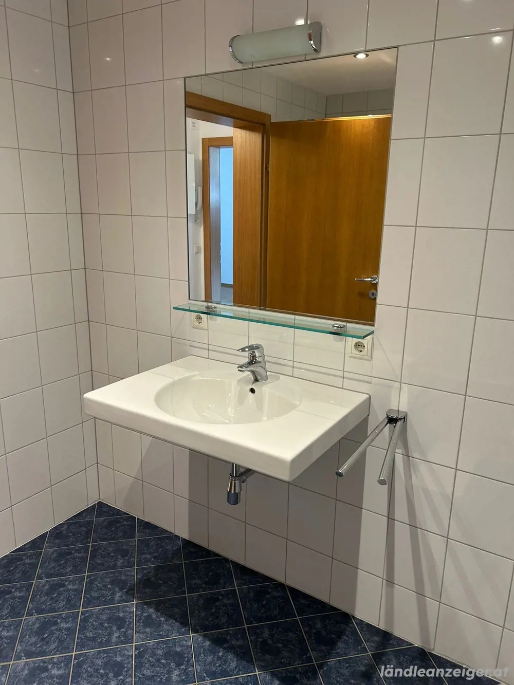 Waschbecken mit Zubehör abzugeben