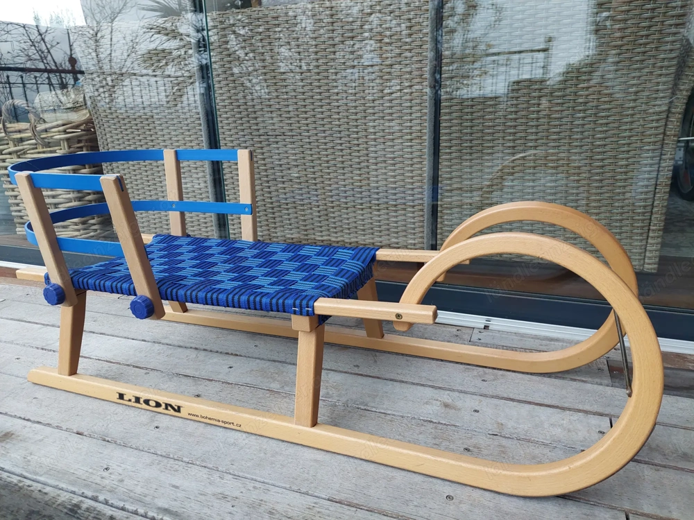 Holzschlitten mit abnehmbarer Lehne