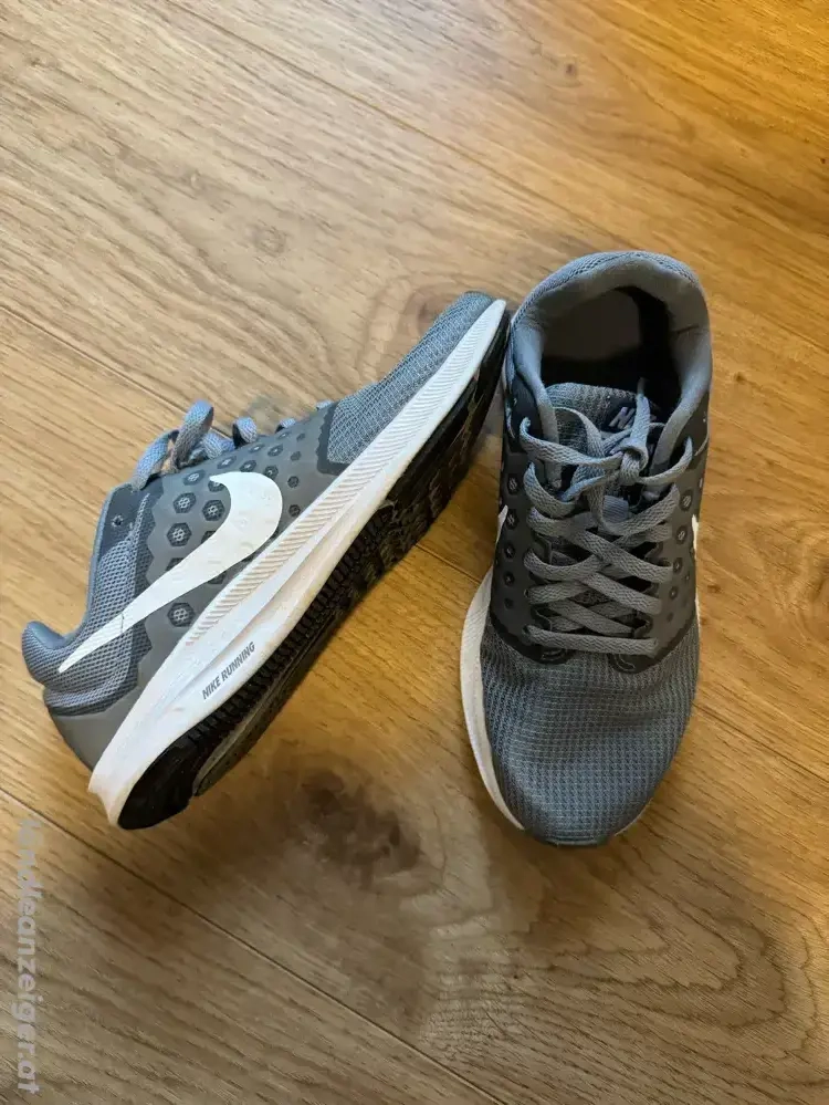 Nike Running Schuhe Gr. 37.5, neu
