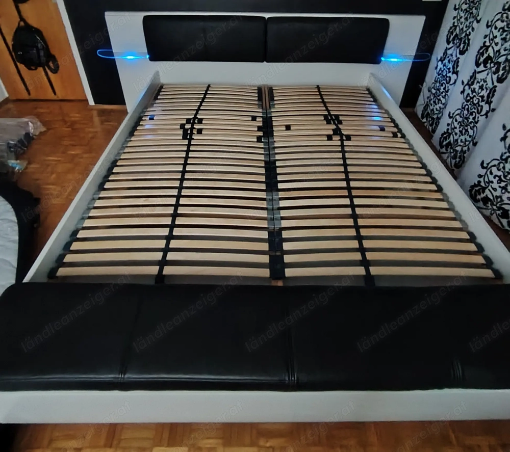 Bett mit LED Beleuchtung 