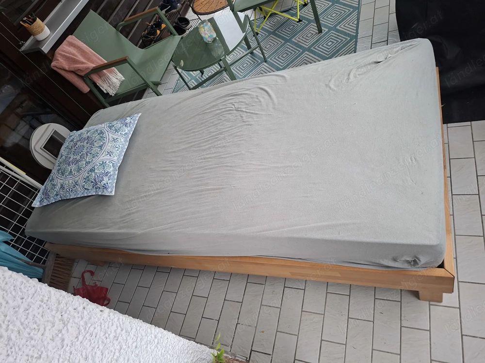 Massiv Holz Bett mit Lattenrost und Matratze 