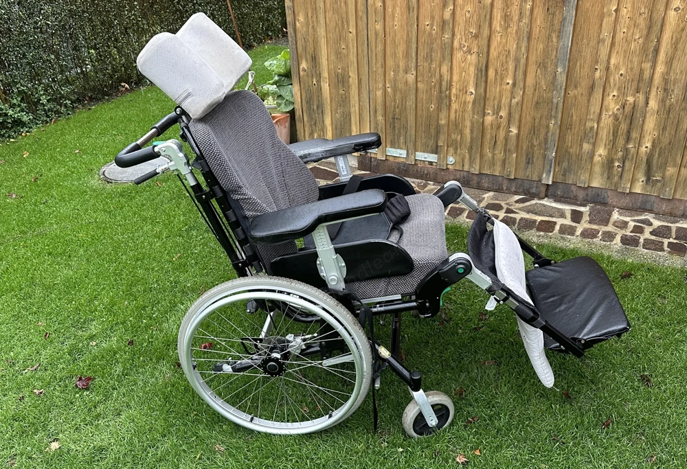 2 Stück Pflege Rollstühle zu verschenken.