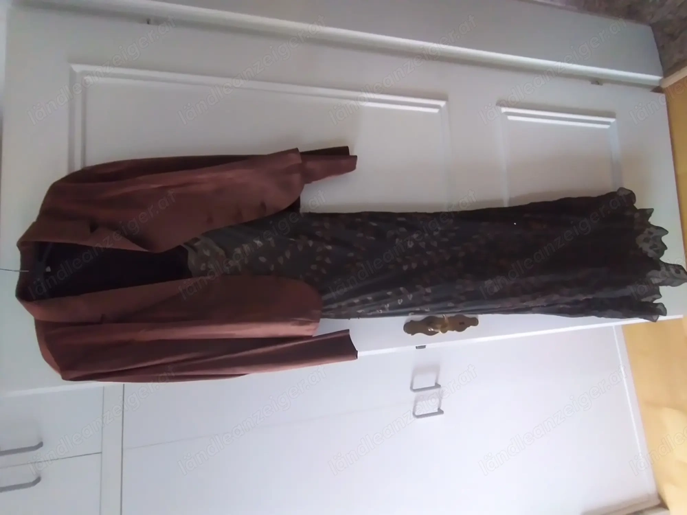 Langes Abendkleid (80% Seide) in dunklem Braun mit passendem Jäckchen, Gr 42
