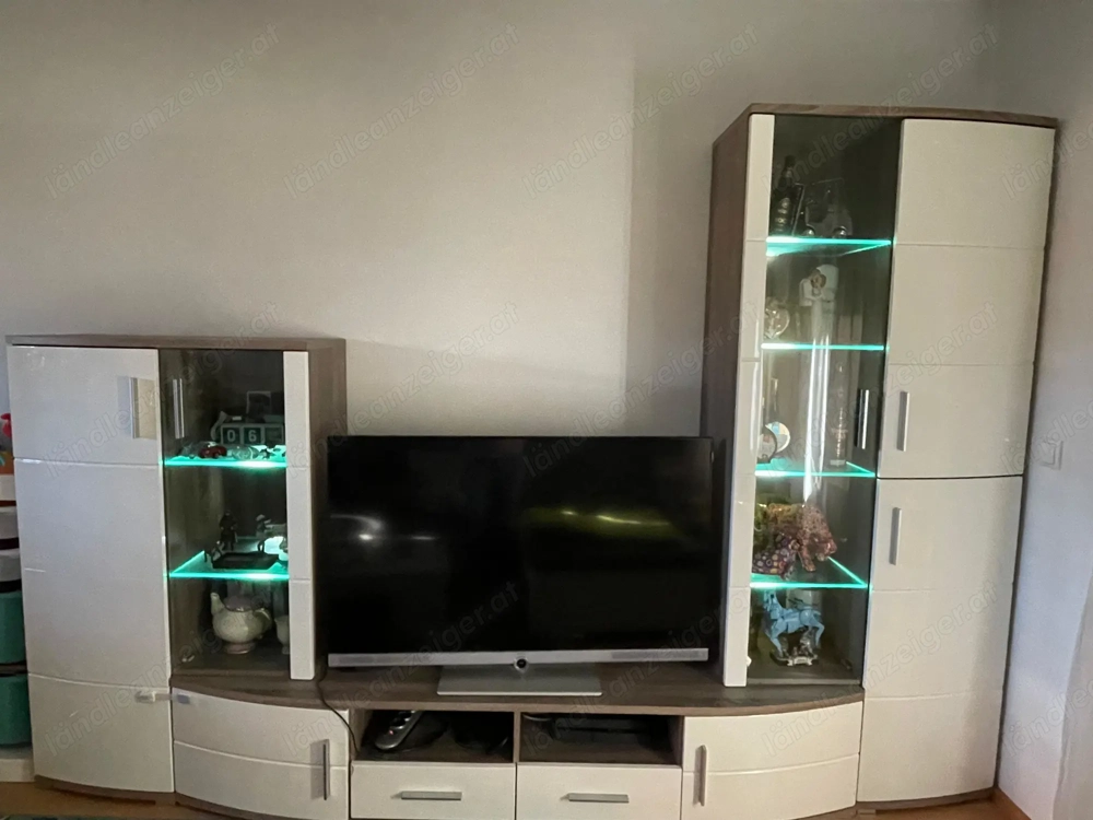 Wohnwand mit Vitrine