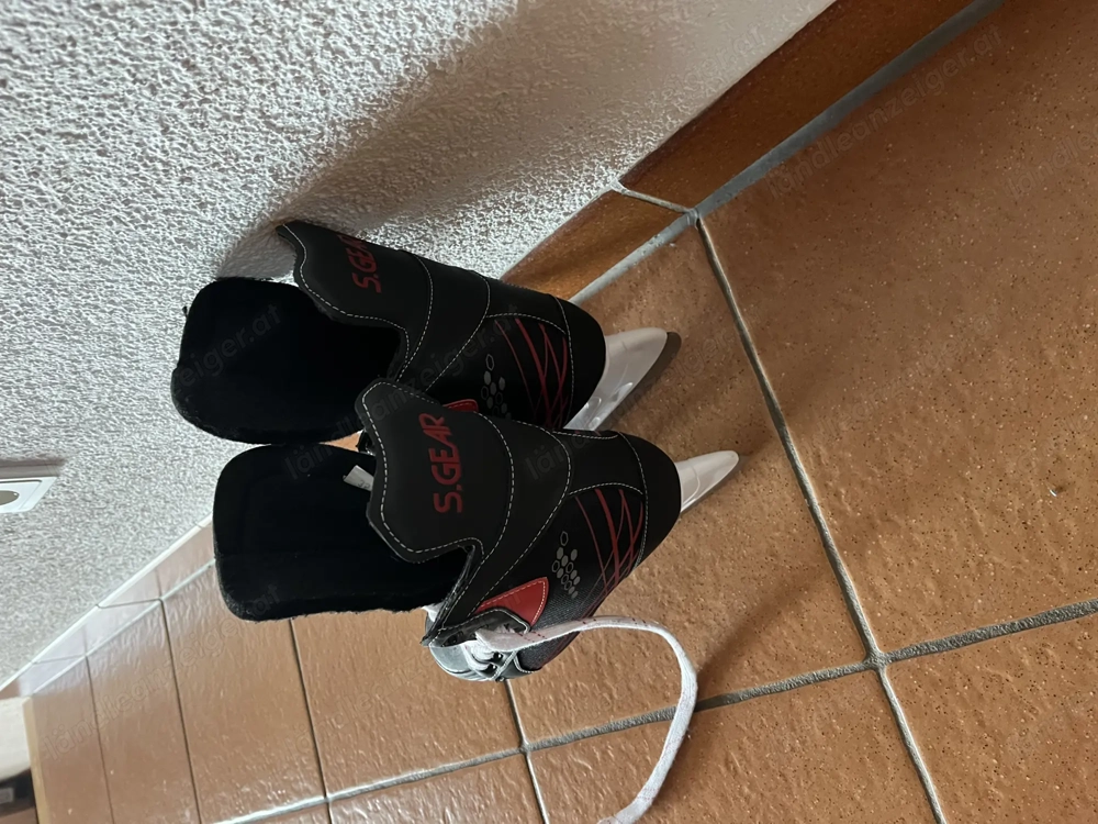 Eishockeyschuhe 35 schwarz rot