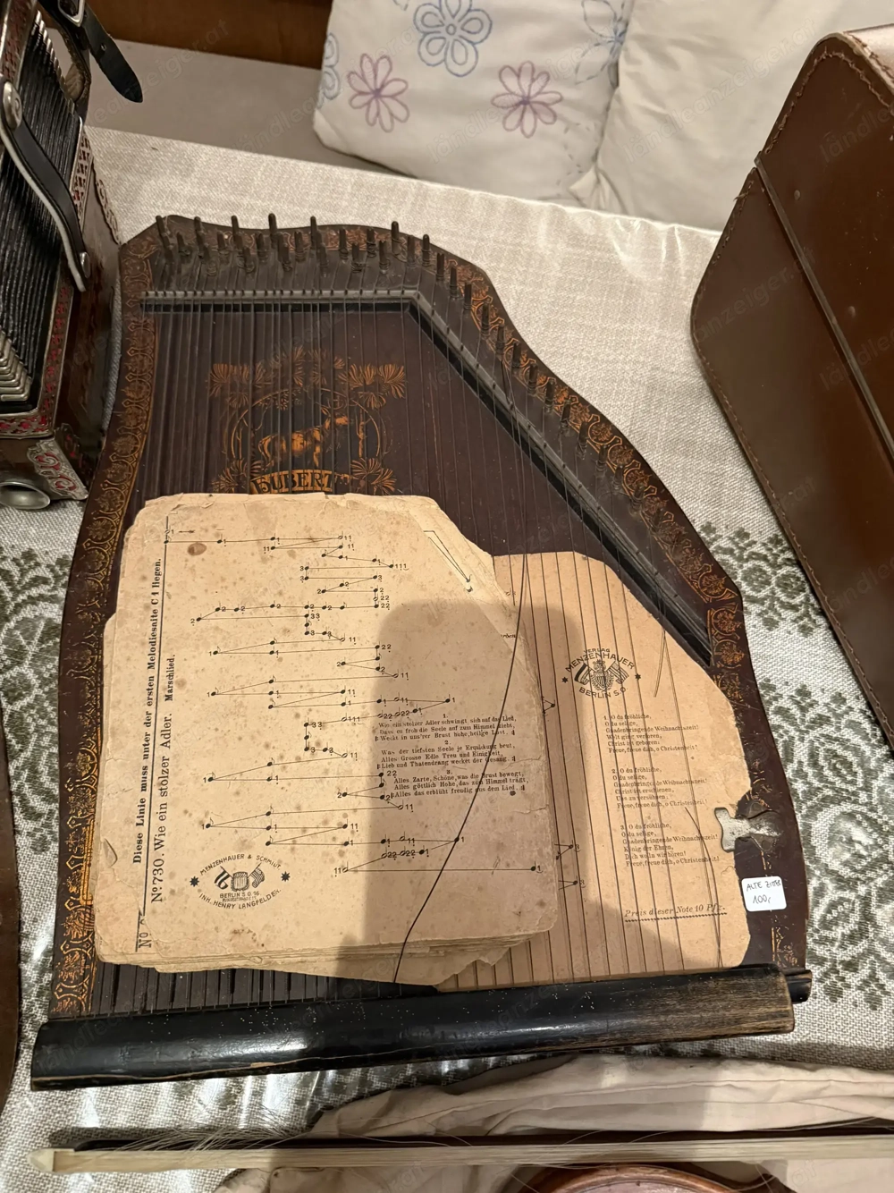 Antike Zitter mit Notenblätter