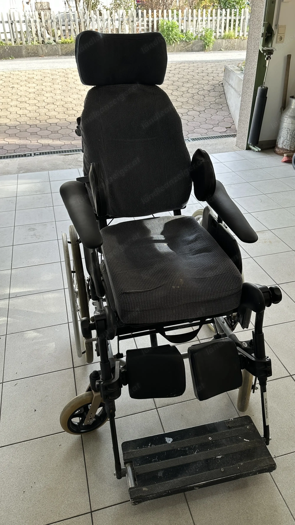 Pflege Rollstuhl zu verschenken.